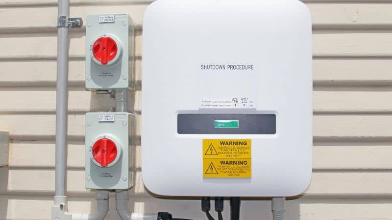 hybridné solárne invertory